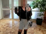 MILF se fait baiser par un jeune inconnu dans une cabine d'essayage 1/16