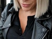 MILF se fait baiser par un jeune inconnu dans une cabine d'essayage 2/16