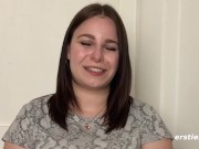 Ersties - Emma F aus Bremen masturbiert mit einem Glasdildo 14/16