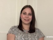 Ersties - Emma F aus Bremen masturbiert mit einem Glasdildo 2/16