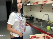 Sexy y caliente plomera enseña su gran culo cuando sus pantalones se caen por no llevar cinturón 15/16