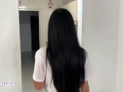 Sexy y caliente plomera enseña su gran culo cuando sus pantalones se caen por no llevar cinturón 2/16