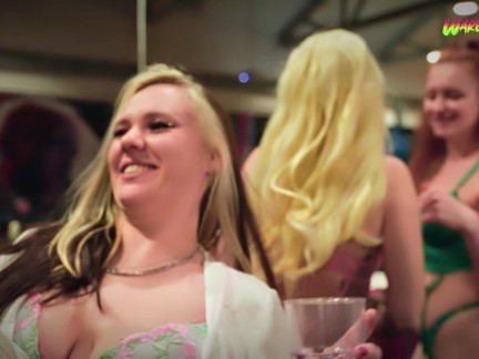 Orgie lesbienne à Warehouse-X avec Anjaamelia d'Allemagne