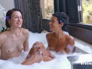 Ersties - Intensives Fetischspiel mit Lexi und Flora X. im tropischen Paradies 2/16