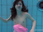 Czech teen Roxalana impresses with her swimming prowess 10/16