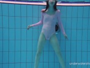 Czech teen Roxalana impresses with her swimming prowess 9/16