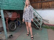 Красивая хозяйка получила скидку у рабочего своими прелестями 1/16