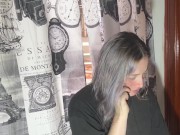 LA MUY INFIEL FOLLA CON SU HERMANASTRO MIENTRAS HABLA CON SU NOVIO POR LLAMADA 8/16