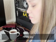 Девушка-студентка изучает анатомию на практике 2/16