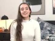 Yogalehrerin Medea aus Leipzig kommt mit Riesen-Dildo zum Höhepunkt