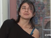 Ersties -Mona masturbiert sinnlich vor dem Fenster 9/16