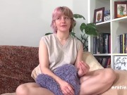 Ersties -22 Jahre alte Wienerin Sunny S masturbiert mit Anal-Dildo 15/16