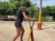 LE SOY INFIEL A MI ESPOSA CON MI VECINA SEXI DESPUES DE ENCONTRARLA HACIENDO DEPORTE. 2/16