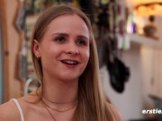 Ersties - Die blonde Gini masturbiert zum ersten Mal vor unserer Kamera 8/16