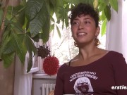 Ersties - Polyamore Lexi aus Berlin masturbiert sinnlich 2/16