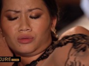 Mailyne in the middle of 2 men 14/16