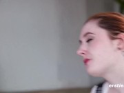 Ersties - Dolly stellt sich als Liebesspielzeug für Lola L zur Verfügung 9/16