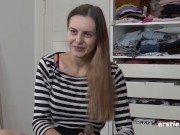 Ersties - Lauren masturbiert mit Fingern und großem Dildo 11/16