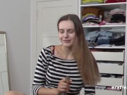 Ersties - Lauren masturbiert mit Fingern und großem Dildo 9/16