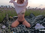 Ersties - Romantische Selbstbefriedigung unter Abendhimmel mit Micky M 6/16