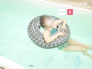 プールでビチョ濡れおまんこずらし生挿入　水着からはみ出る豊満おっぱいに大量ぶっかけ　日本人　カップル　立ちバック　主観　おっぱい　スタイル抜群　美女　ハメ撮り　個人撮影　手コキ　無修正 8/16