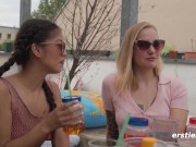 Ersties - Lesbische 4-er Pool-Orgie auf der Dachterrasse 13/16