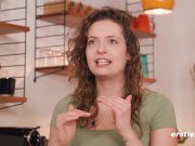 Ersties - Fabienne masturbiert über einem großen Spiegel 10/16