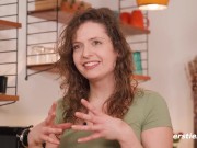 Ersties - Fabienne masturbiert über einem großen Spiegel 14/16