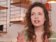 Ersties - Fabienne masturbiert über einem großen Spiegel 16/16