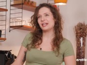 Ersties - Fabienne masturbiert über einem großen Spiegel 2/16