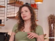 Ersties - Fabienne masturbiert über einem großen Spiegel 3/16