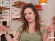 Ersties - Fabienne masturbiert über einem großen Spiegel 7/16