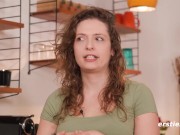 Ersties - Fabienne masturbiert über einem großen Spiegel 9/16