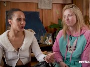 Ersties - Mia A massiert ihre Freundin Lia A mit geübten Händen zum Höhepunkt 10/16