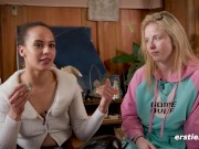 Ersties - Mia A massiert ihre Freundin Lia A mit geübten Händen zum Höhepunkt 11/16