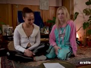 Ersties - Mia A massiert ihre Freundin Lia A mit geübten Händen zum Höhepunkt 13/16