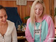 Ersties - Mia A massiert ihre Freundin Lia A mit geübten Händen zum Höhepunkt 2/16