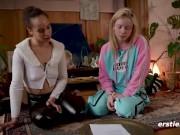 Ersties - Mia A massiert ihre Freundin Lia A mit geübten Händen zum Höhepunkt 6/16