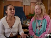 Ersties - Mia A massiert ihre Freundin Lia A mit geübten Händen zum Höhepunkt 8/16