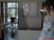 Thick Bella Rolland Seduces And Fucks Petite Isabella Nice 1/16