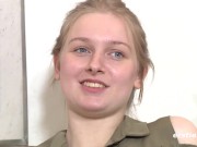 Ersties - 19- Blondine Ginny masturbiert zu Hause 13/16