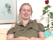 Ersties - 19- Blondine Ginny masturbiert zu Hause 4/16