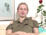 Ersties - 19- Blondine Ginny masturbiert zu Hause 6/16