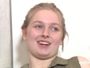 Ersties - 19- Blondine Ginny masturbiert zu Hause 8/16