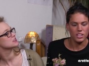 Ersties - Holly lädt die dominante Cataleya zu sich nach Hause ein, um gefingert zu werden 15/16