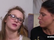 Ersties - Holly lädt die dominante Cataleya zu sich nach Hause ein, um gefingert zu werden 8/16