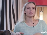 Ersties - Die blonde Sandy S macht es sich selbst mit einem G-Punkt-Dildo 14/16