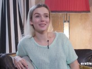 Ersties - Die blonde Sandy S macht es sich selbst mit einem G-Punkt-Dildo 4/16