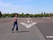 Ersties - July nimmt sich viel Zeit für sich selbst und masturbiert mit Glasdildo 2/16